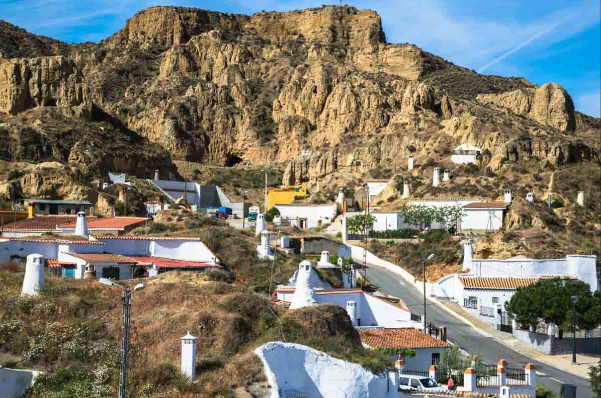 Barrio de casas cuevas en Guadix