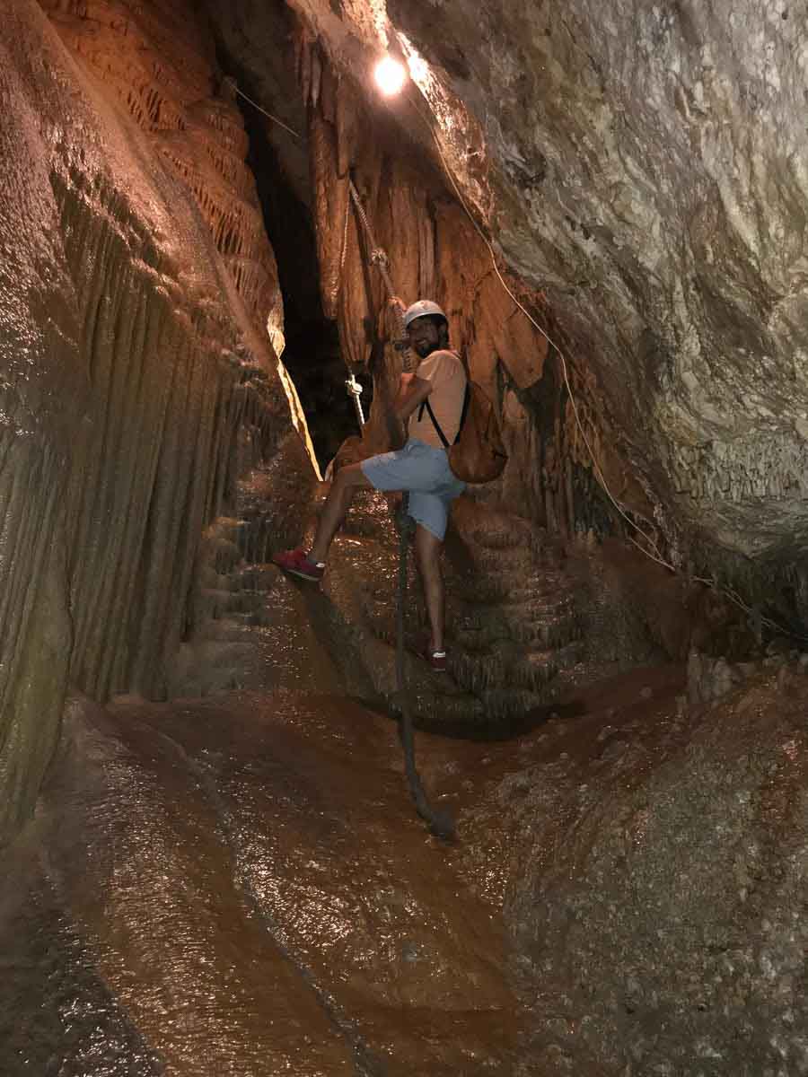 Escalada en el interior de la cueva